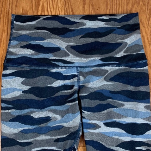 Lululemon Wunder Under Pant Leggings (Hi-Rise)
Mini Coast Camo Deep Navy Sz 8 - Picture 3 of 6